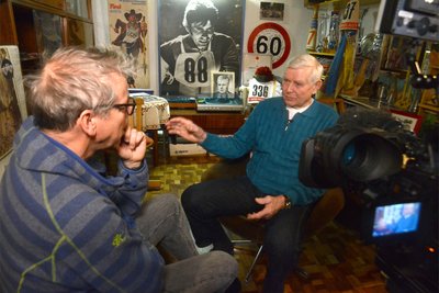 Im heimischen Hohengrüner Skikeller „50 Jahre Wasalaufsieg“ hat Gert-Dietmar Klause (rechts im Gespräch mit TV-Journalist Thorsten Kutschke) viele Utensilien aus seinen früheren Langlaufzeiten aufbewahrt. Die Sendung wird am 2. März, 19 Uhr im MDR ausgestrahlt.