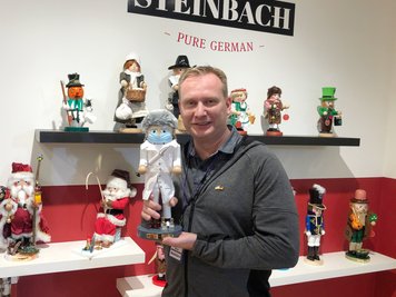 Rico Paul, Geschäftsführer der Steinbach Volkskunst GmbH, präsentiert seinen "Covid-19-Fighter". Der Name klingt martialisch. Doch dahinter verberge sich die traditionelle Bestimmung eines Nussknackers.