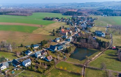 Eine Luftaufnahme von Leukersdorf. Die Grenze, die definiert, wo Bauen erlaubt ist und wo nicht, soll geändert werden. Dadurch erhöht die Gemeinde den baurechtlichen Spielraum. 
