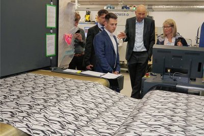 Der Bundestagsabgeordnete Philipp Hartewig (3.v.r.), hier bei einem Besuch der Frankenberger Firma Innotex, hatte im Februar die Papierfabrik in Kriebethal besucht. 