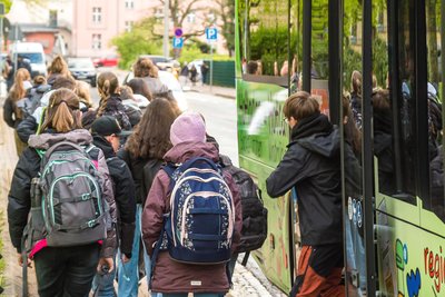 Für Grundschüler wird der Zuschuss zum Bildungsticket in Mittelsachsen (Symbolbild) gestrichen.