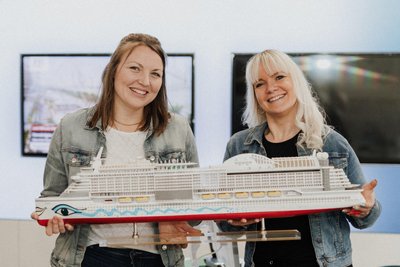 Franka Schulze (l.) und Sindy Kurz im Sonnenklar.TV-Reisebüro in Frankenberg.
