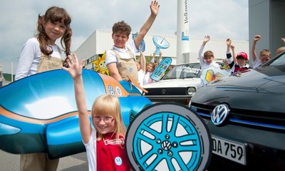 Schüler einer Glauchauer Schule haben sich Gedanken über das Auto der Zukunft gemacht und ihre Ideen gestern im VW-Werk präsentiert.