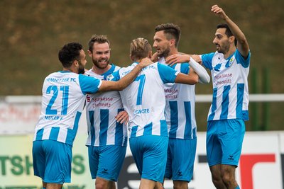 Jubel bei den Himmelblauen über das 1:0 durch Tobias Müller (2.v.l.).