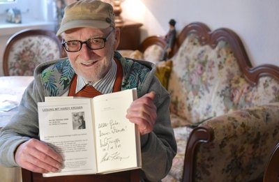 Hans-Werner Thümmrich war zur Lesung mit Hardy Krüger im Tivoli Freiberg und hat sich Autogramme geben lassen. 