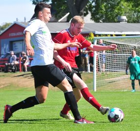 Tim Krause (r.), hier im Pokalspiel gegen den Radebeuler BC, wirkte in Riesa über die gesamte Spielzeit mit. Doch auch das zweite Punktspiel der Saison endete für die Langenauer torlos. 