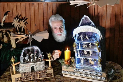 Rolf Mudrak aus Freiberg mit seiner jüngsten und nach eigenen Angaben letzten großen Drusenpyramide zum Welterbetitel für die Montanregion Erzgebirge/Krusnohori. Links daneben seine Arbeit "Freiberger Russische Hörner". 