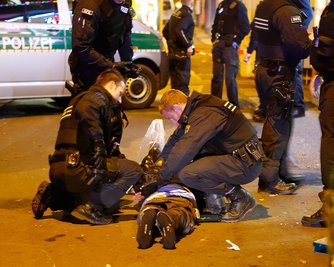 Die Polizei stellte die Beteiligten des Streits. Die Männer wurden medizinisch versorgt.