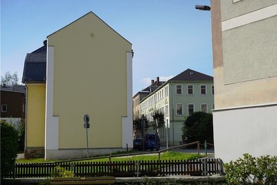 Der Blick vom Klingenthaler Museumshof auf die Poststraße. Links das Gebäude, das die Stadt gekauft hat.