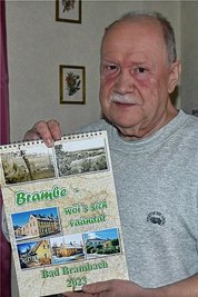 Ortschronist Erhard Adler mit seinem Kalender.