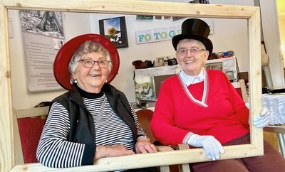 Irene Keller (l.) und Gerda Haase posieren mit Freude im Bilderrahmen. Das Fotoshooting mit Hüten war Teil der Mottowoche in der Erlabrunner Tagespflege. 