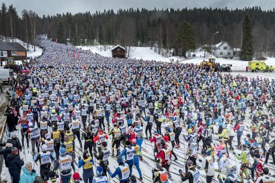 Wahnsinn Wasalauf: Das Foto vom Vorjahr zeigt einen Teil der 15.800 Teilnehmer am legendären Startberg nach etwa einem Kilometer, an dem sich das Feld aufgrund der Verengung der Strecke regelmäßig staut.