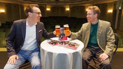Freuen sich, dass sie die Uraufführung von Daniel Behles Bier-Operette "Hopfen und Malz" ins Eduard-von-Winterstein-Theater nach Annaberg-Buchholz geholt haben: Intendant Moritz Gogg (l.) und Generalmusikdirektor Jens Georg Bachmann. 