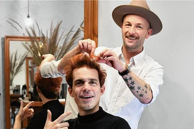 Schauspieler Alexander Donesch (Vorn) werden für die Rolle als Titus Feuerfuchs von Martin Pieske die Haare gefärbt. 