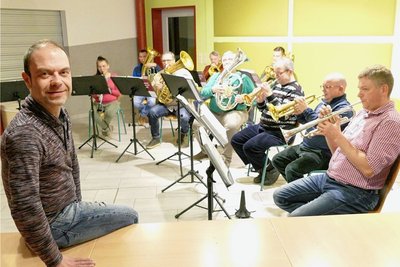 Bei den Proben mit den Heidelbachtal-Musikanten hat Robin Kürschner (links), der musikalische Leiter, 15 neue Titel einstudiert. 