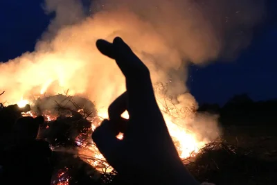 Geselligkeit und Wärme versprechen die traditionellen Osterfeuer in der Region (Symbolbild).