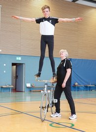 Ist stolz auf ihren Enkel: Oma und Trainerin Johanna Wendler begutachtet die Übung ihres Schützlings Felix Wendler.