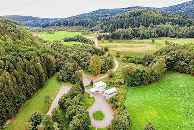 Standort Pöhla des Bereichs Sanierung Aue/Königstein der Wismut GmbH. Hinten links die sanierte Halde, vorn die Wasserbehandlungsanlage.  