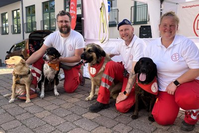 Beim Stadtfest Frankenberg stellten sich 2025 Mitglieder der Rettungshunde- und Sanitätsgruppe Chemnitz vor: (v. l.) David Pasternak, Sascha Junghans und Heike Kluger mit den Hunden Olga, Leni, Runa und Tim.