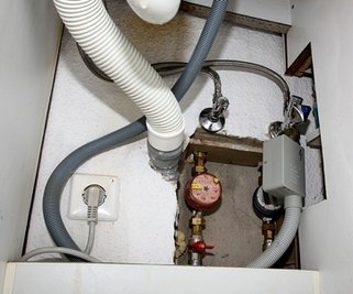 Wasseranschlüsse unter der Küchenspüle, über die auch der Geschirrspüler versorgt wird, waren defekt.