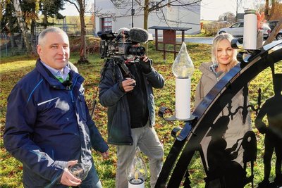 Anna-Sophie Aßmann durfte zusammen mit Geschäftsführer Andreas Heinzel am neuen Schwibbogen die Kerzen "aufstecken". 