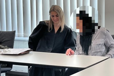 Im Prozess am Landgericht Bamberg ist auch eine Freibergerin (r.) angeklagt, die ihrem Mann beim Drogenhandel geholfen haben soll. Sie sitzt neben ihrer Anwältin Carolin Redai (l.).