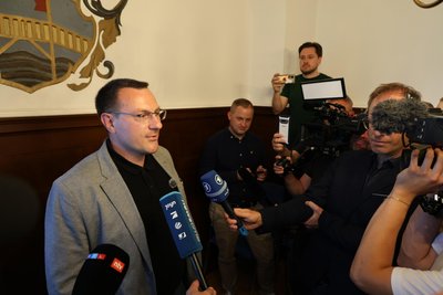 Knapp verloren: Stefan Hartung von den rechtsextremen „Freien Sachsen“ gab den Pressevertretern sein Statement im Rathaus.