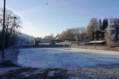 Das Areal des ehemaligen Kunsteisstadions Klingenthal. Für die Neugestaltung des Geländes werden Ideen gesucht.