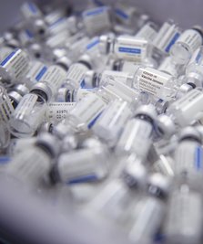 Impfstoffampullen sind aus hochwertigem Glas und lassen sich im Rahmen der Altglasverwertung nach Gebrauch einer neuen Bestimmung zuführen.