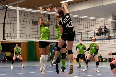 Mit Schwung: Die Volleyballerinnen des SSV 91 um Katja Mychor hoffen beim ersten Heimturnier in der Sachsenklasse auf den dritten Saisonsieg.
