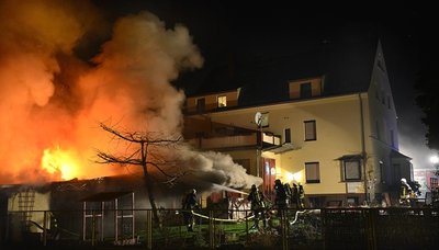 Die Feuerwehr bei der Löschung des Brandes auf der Gellertstraße in Hainichen.