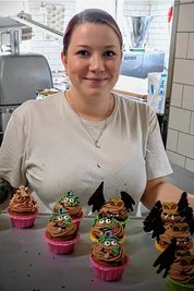 Konditorin Heike Pychynski zeigt ihre schrecklich-schönen Figuren. 