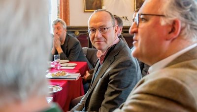 Wolfram Günther besuchte die Waldakademie auf Schloss Pfaffroda. Rechts: Joachim Diener von Schönberg, Mitinitiator der Akademie.