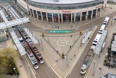 Während der Betriebsversammlung am Montag standen alle Straßenbahnen und Stadtbusse an der Zentralhaltestelle Tunnel, dem Postplatz in Plauen, still.