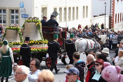 Festumzug durch die Stadt.