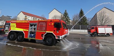 Der neue Tatra-Tanker in Aktion. Im Hintergrund zu sehen: das alte Fahrzeug.