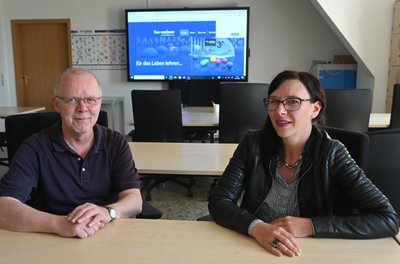 Marketingchef Erich Schreiner und FUU-Geschäftsführerin Kathleen Meinhold möchten mit modern ausgestatteten Klassenräumen das Lernen vereinfachen. 