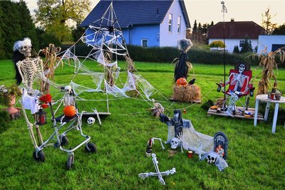Halloween im Vorgarten von  Gabriele Hoppe in Rossau.