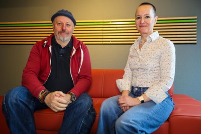 Frank W. Demann und Sindy Bastek haben die Idee für den Pendelhocker Poponaut entwickelt.