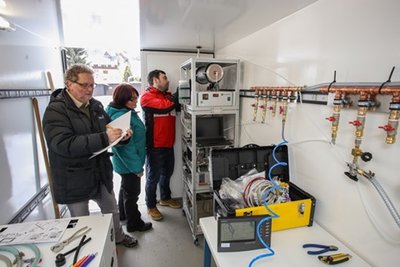 Alfred Wiedensohler vom Leibnitz-Institut für Troposphärenforschung und seine beiden Mitarbeiter Anja Schmidt und Maik Merkel (v. l.) beim Aufbau der Technik in der neuen Deutschneudorfer Messstation.