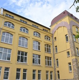 Hier zieht bald Leben ein: Das Stefan-Heym-Gymnasium befindet sich in dem sanierten Gebäude an der Seumestraße. 