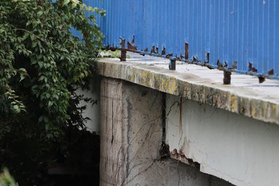 Die separate Stahlbeton-Fußgängerbrücke musste aus Sicherheitsgründen gesperrt werden.