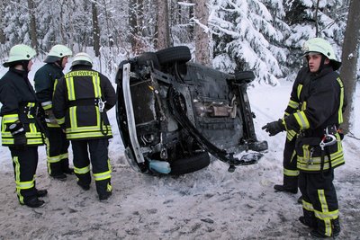 Ein Renault verunglückte am Samstag im Erzgebirge. Radfahrer waren als Ersthelfer vor Ort.