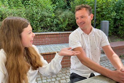 Wenn Lena Duda über sich und ihre Pläne redet, muss man einfach zuhören. So lebendig und herzerfrischend fällt die Kommunikation der Neuntklässlerin aus - ob nun in Spanisch, Englisch oder Französisch. Findet auch Spanischlehrer Kevin Thoß.