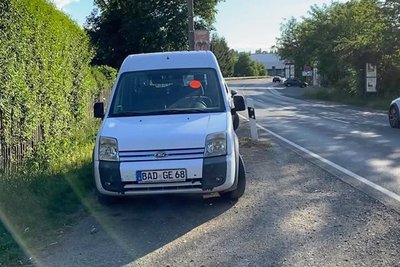 Den roten Warnaufkleber der Stadt trägt der alte Transporter an der Äußeren Reichenbacher Straße inzwischen nicht mehr. Am Sachverhalt ändert sich deshalb aber nichts.