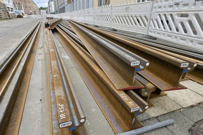 Die 18 Meter langen Straßenbahnschienen werden ab kommende Woche in der Bosestraße verlegt.