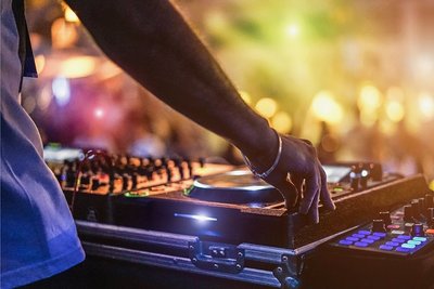 Discjockeys sind eine Facette der vielfältigen sächsischen Kulturszene. Doch auch sie können, wie Künstler aus vielen anderen Bereichen, meist von ihrer Arbeit nicht leben. Sie beuten sich selbst aus. 