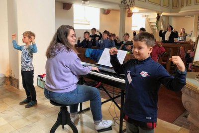 Geertje-Marie Groth, Musikschulleiterin und Kantorin, bei einer Chorprobe in Obergräfenhain. 