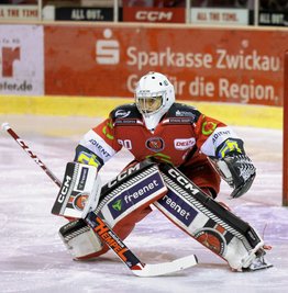 Eispiraten-Keeper Oleg Shilin - hier im Heimspiel gegen Regensburg - stand am Sonntag beim Gastspiel in Landshut besonders im Fokus. 