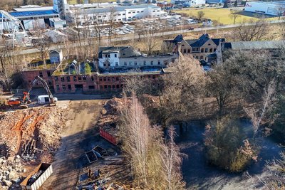 Blick auf die Dalichow-Brache. Am unteren linken Bildrand erkennt man die ersten Abrissarbeiten, oben das Gewerbegebiet Niederlungwitz.